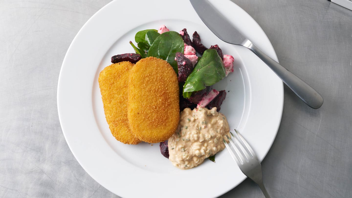 Vegetarisk Schnitzel med fetaostbakade rödbetor och rökig dippa