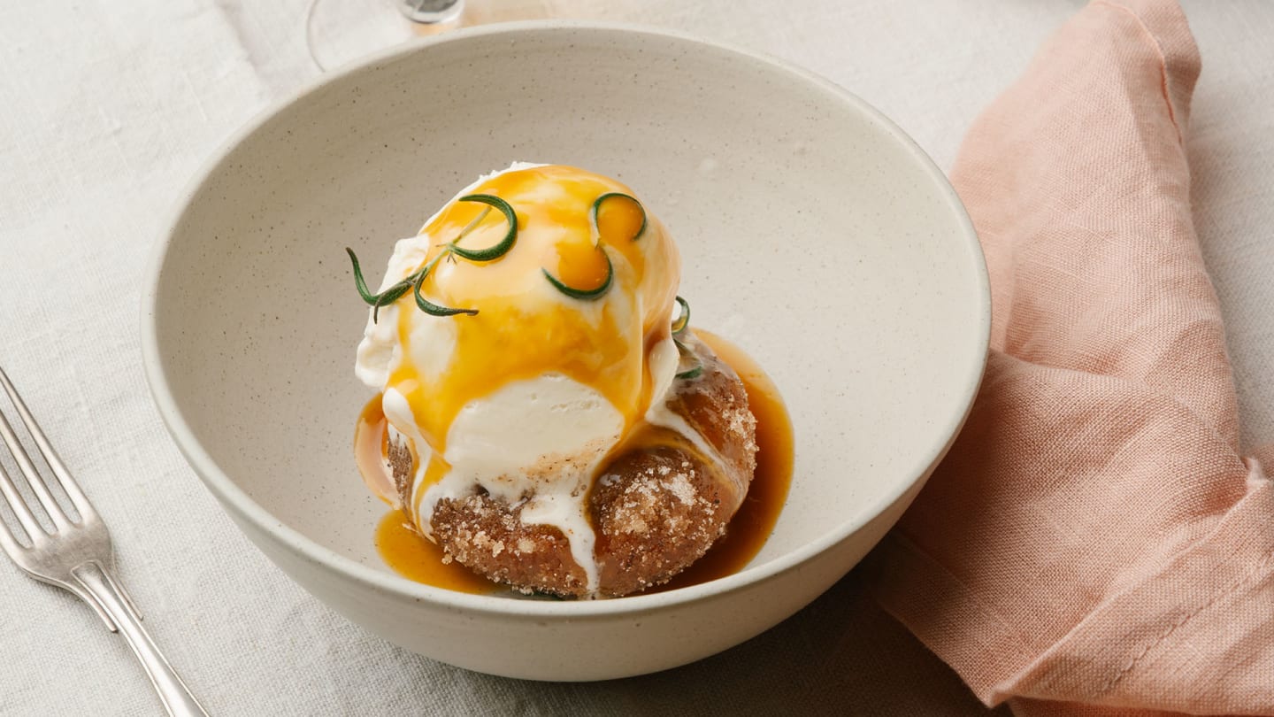 Äppelpajglass med friterad kanelbulle och rosmarinkolasås