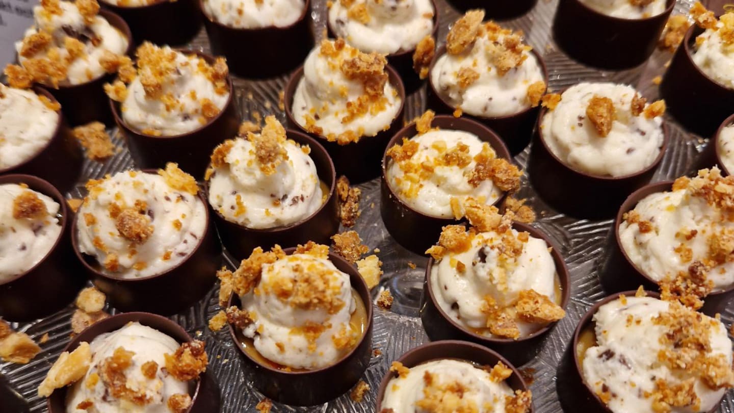 Chokladpetit four med Dulce de Leche, vit chokladmousse & gratinerad choklad