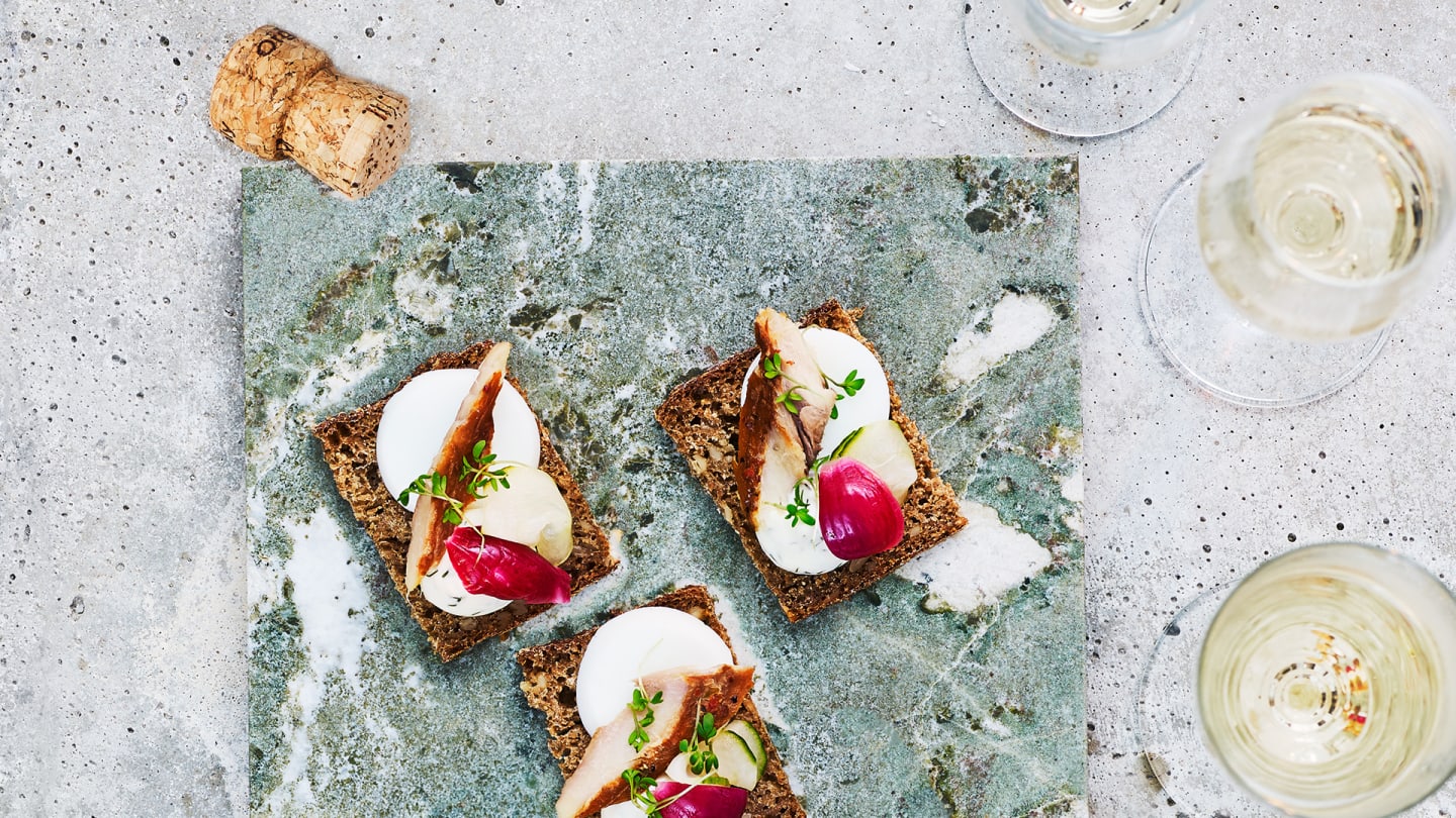 Ekologiskt Danskt rågbröd med varmrökt makrill med dillmajonnäs, syrad gurka, skivat ägg & picklad lök