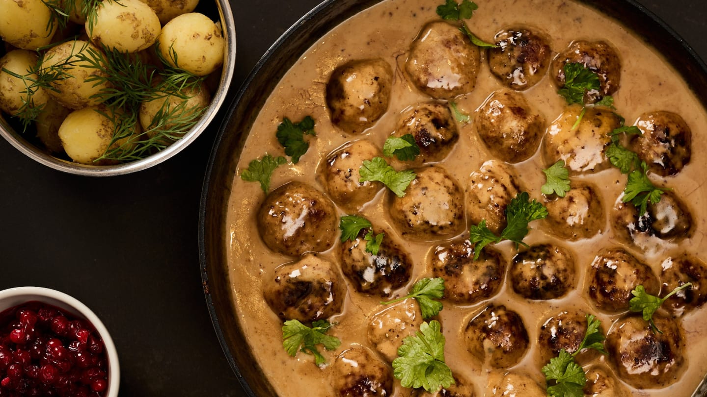 Köttbullar med gräddsås, rårörda lingon och pressgurka