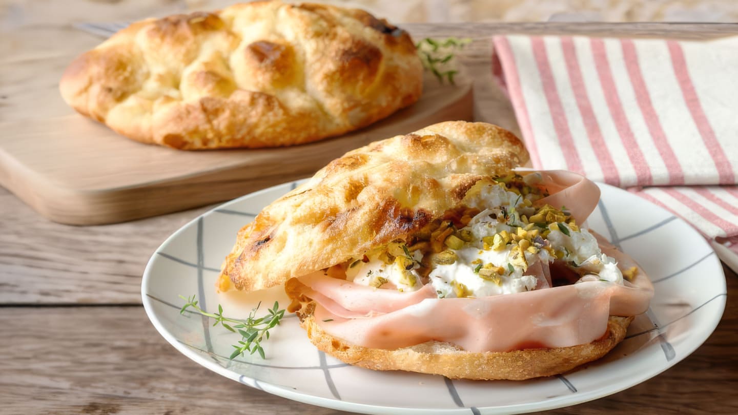 Lyxig pinsa Tonda med mortadella, burrata och pistagenötter