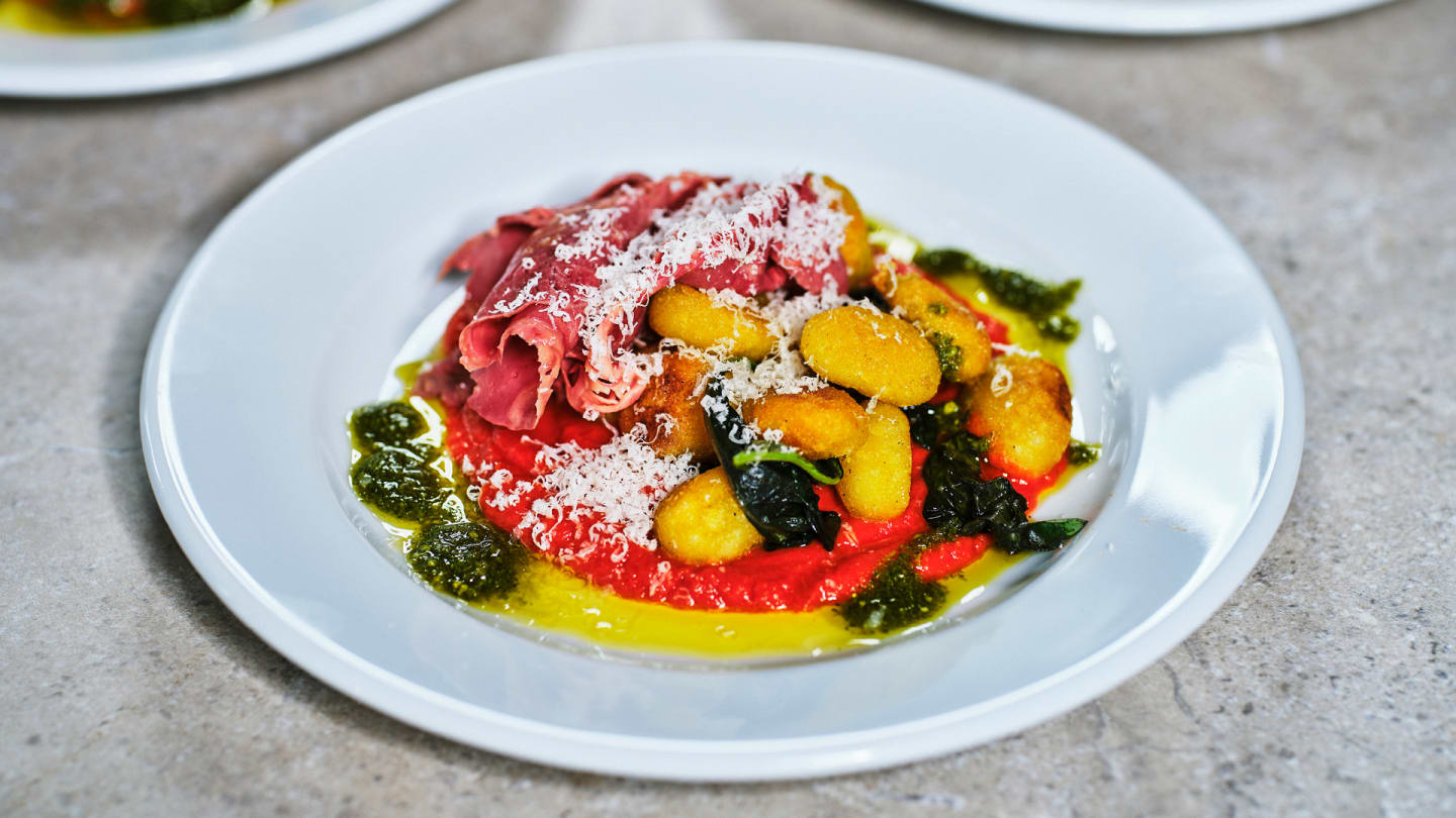 Oxbringa med stekt gnocchi och tomatsås