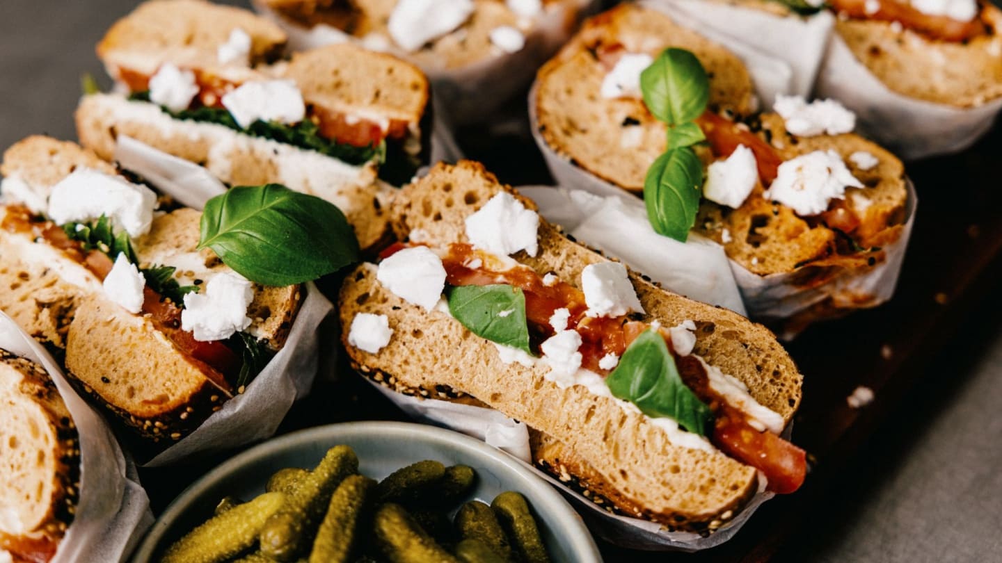 Sesambagels med Violife spread, yuzu, röd pesto och tomat