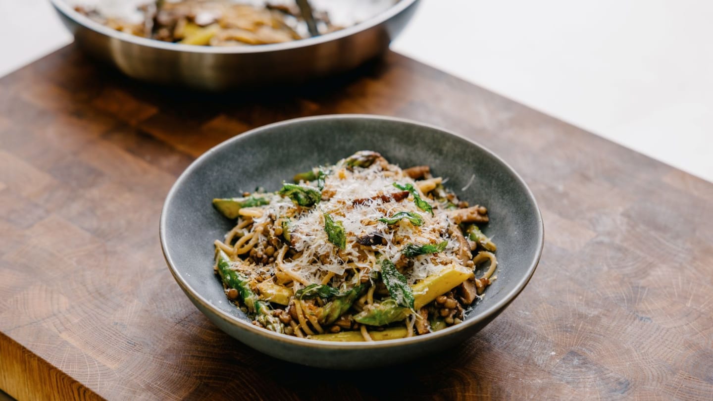 Spaghetti med gotlandslinser, shiitake och citronkrisp