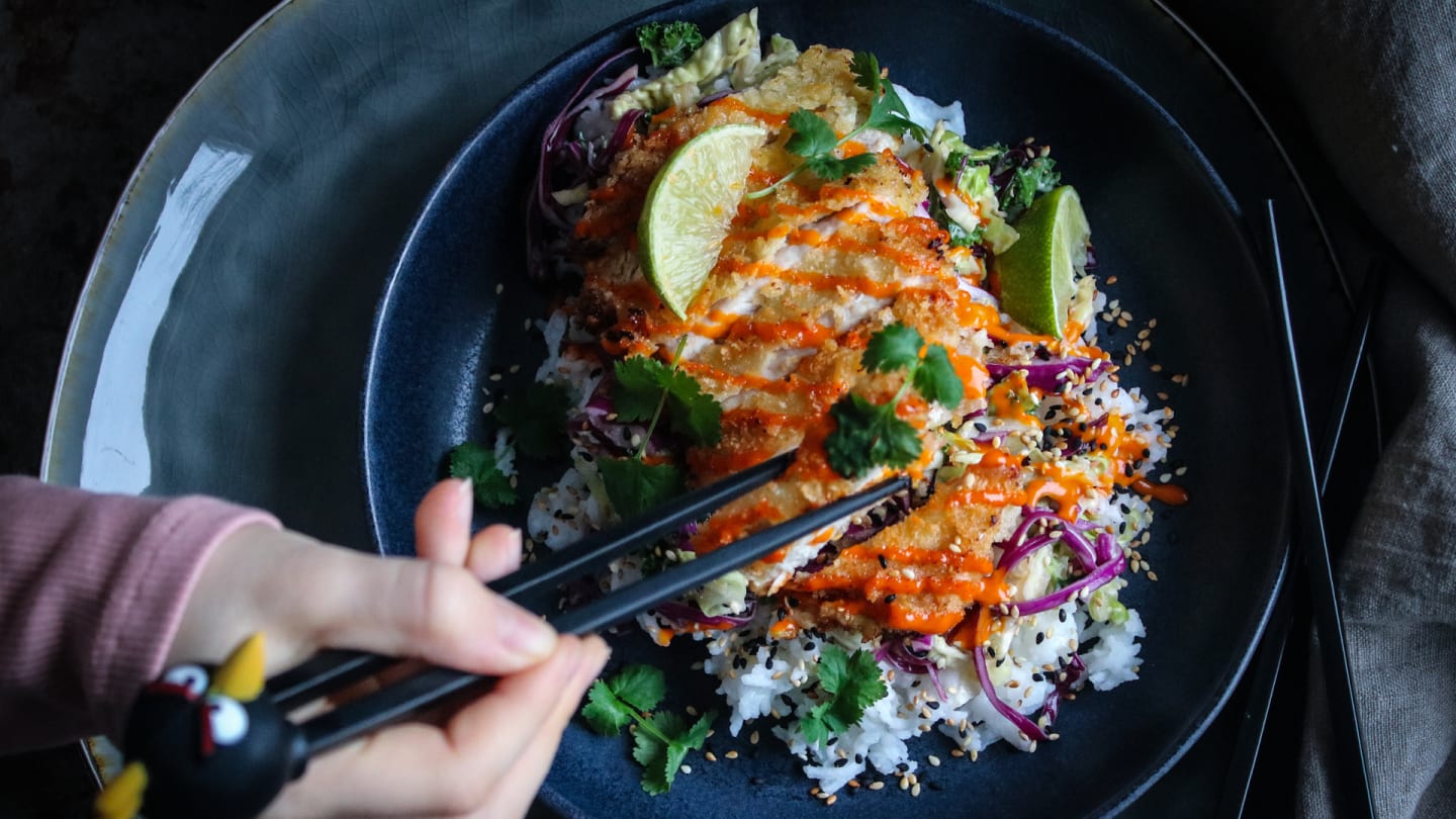 Tonkatsu-kotlett med ris, kålsallad och srirachamajo
