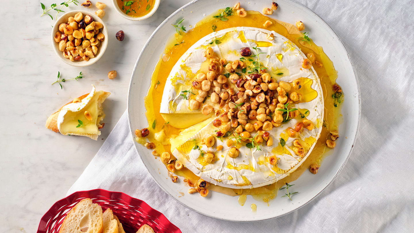 Ugnsbakad Brie med honung, citrontimjan och rostade hasselnötter