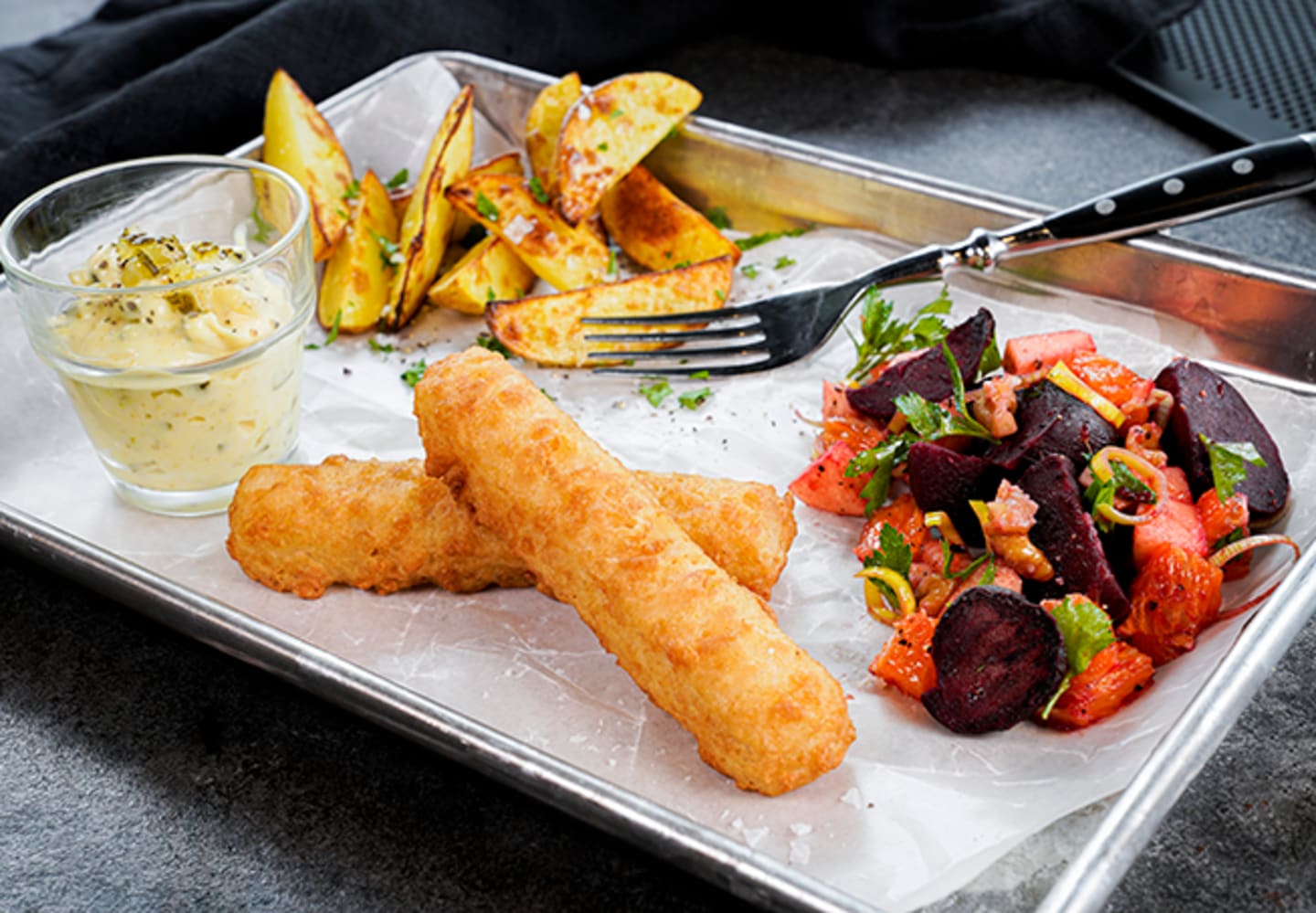 Fish & chips roll med rödbetssallad