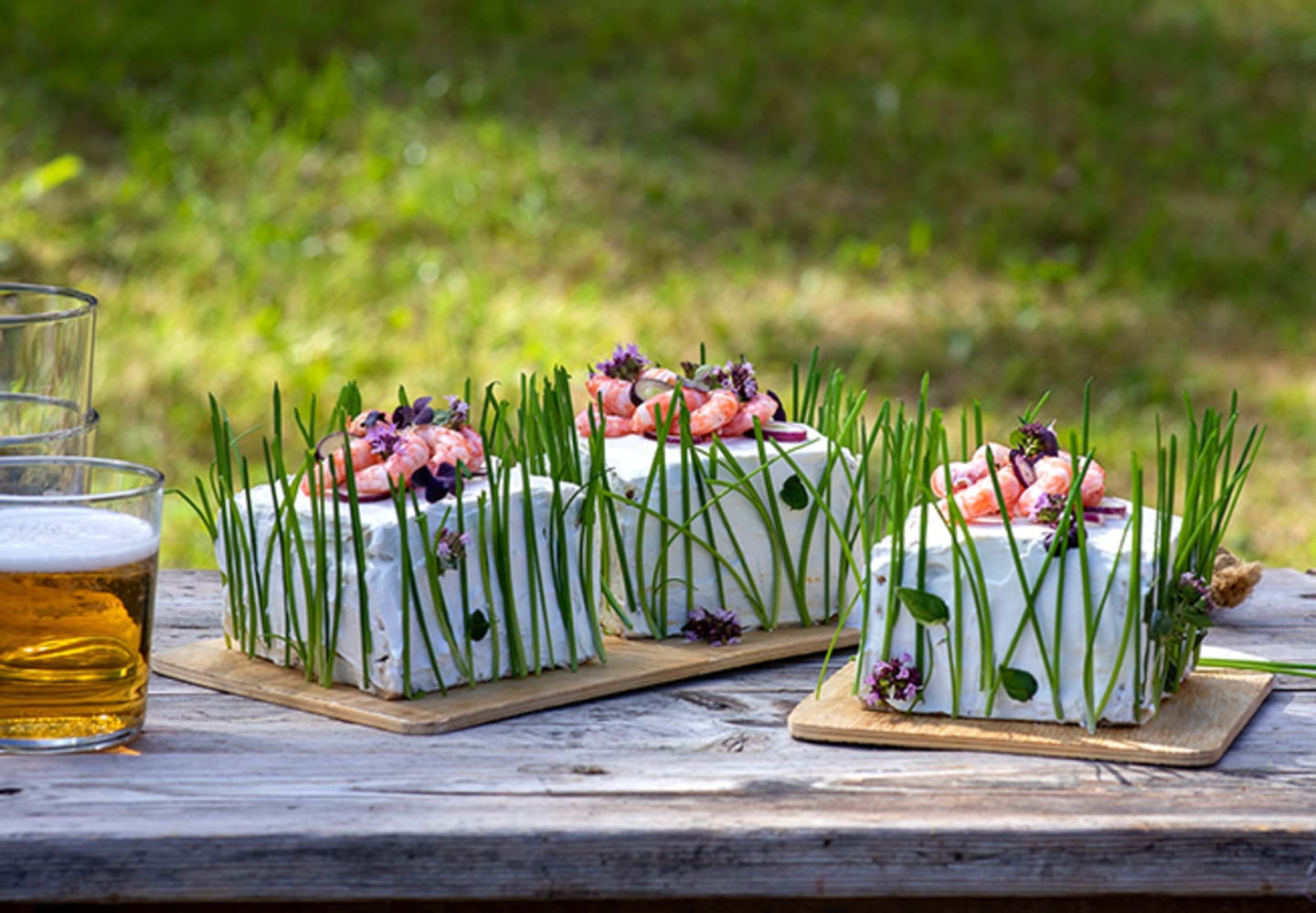 Krämig smörgåstårta med räkor och ägg