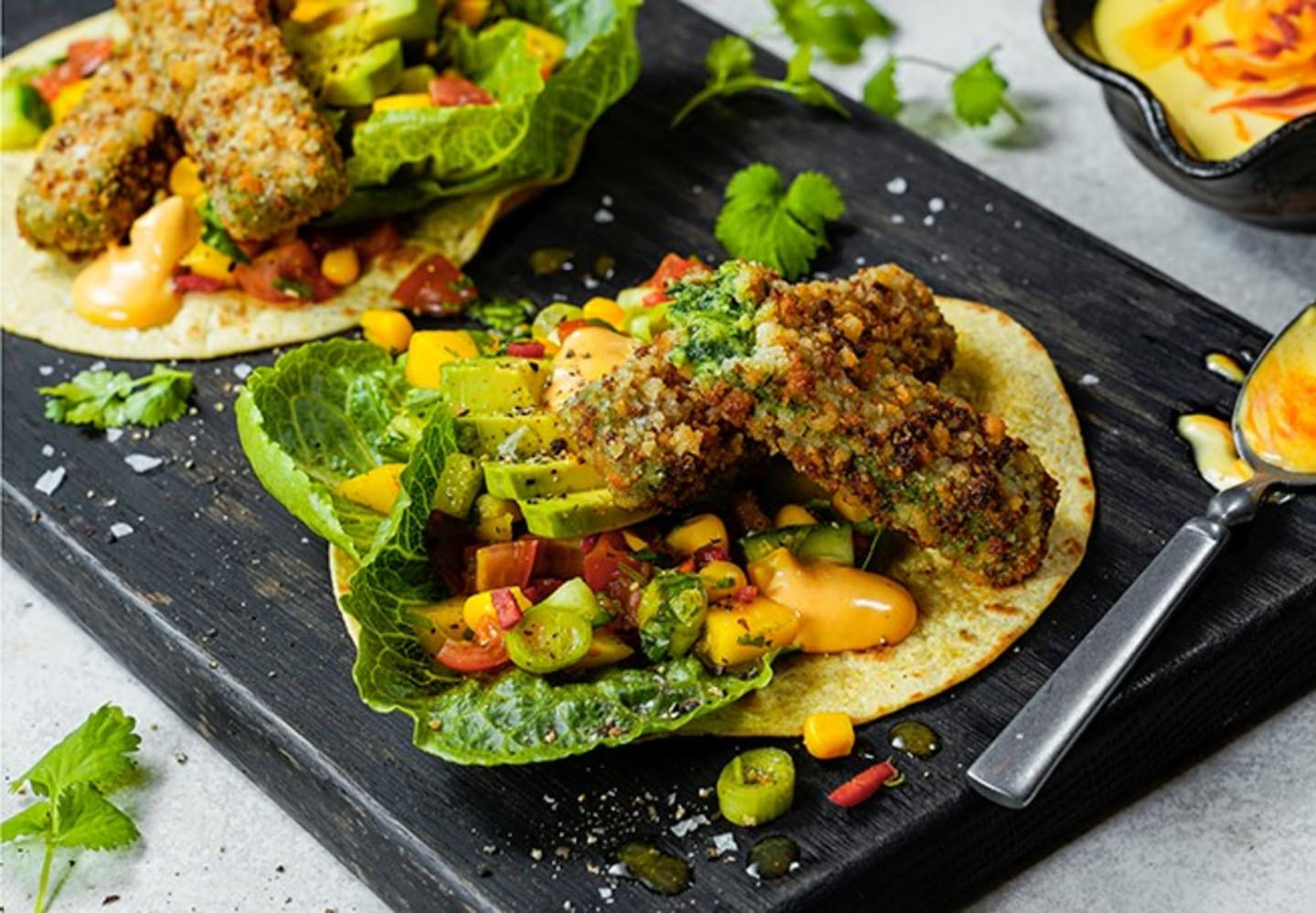Spenatpinnar med mangosalsa & chilimajo