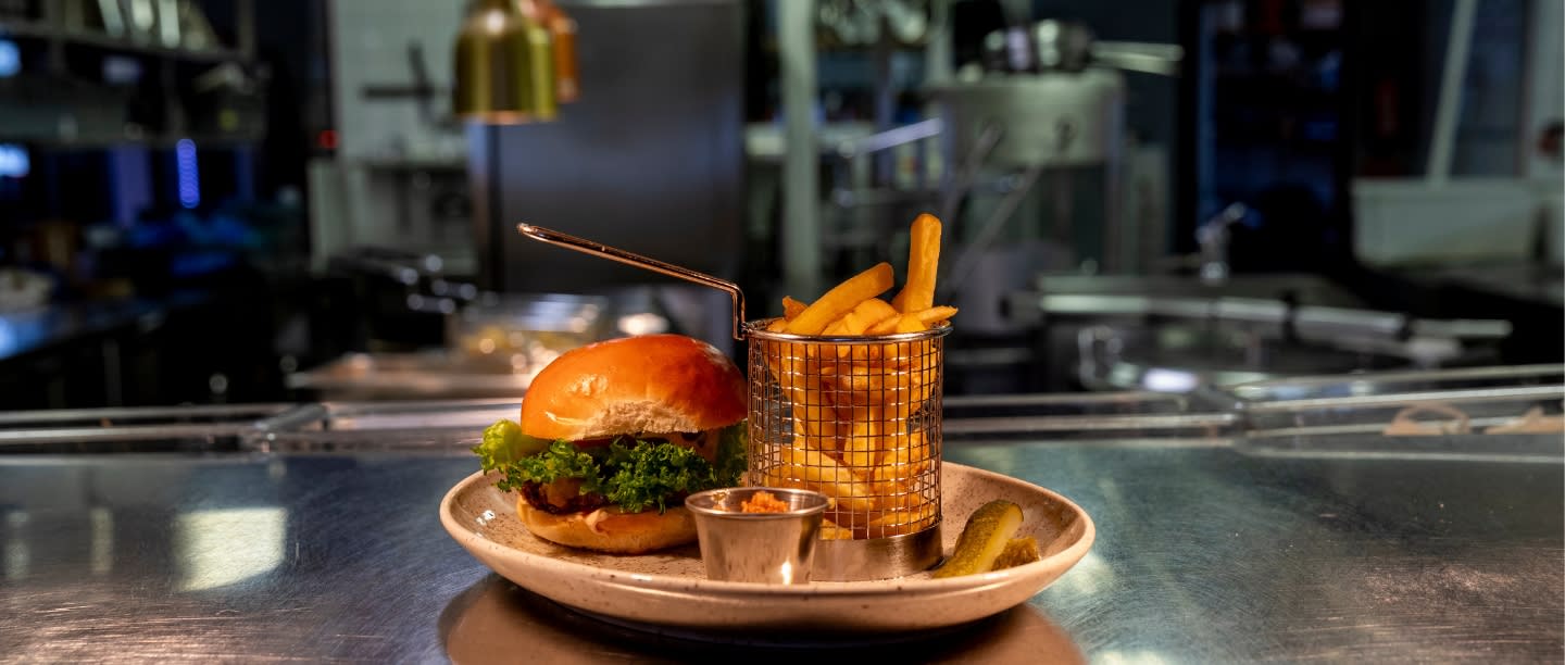 Debatt: Inför sänkt matmoms på både hämtmat och restaurangmat!