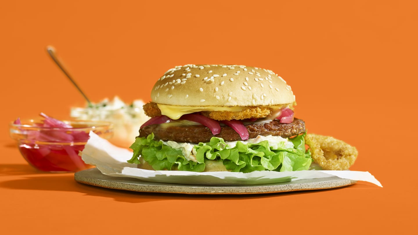Burgare med Coleslaw, picklad rödlök & lökringar