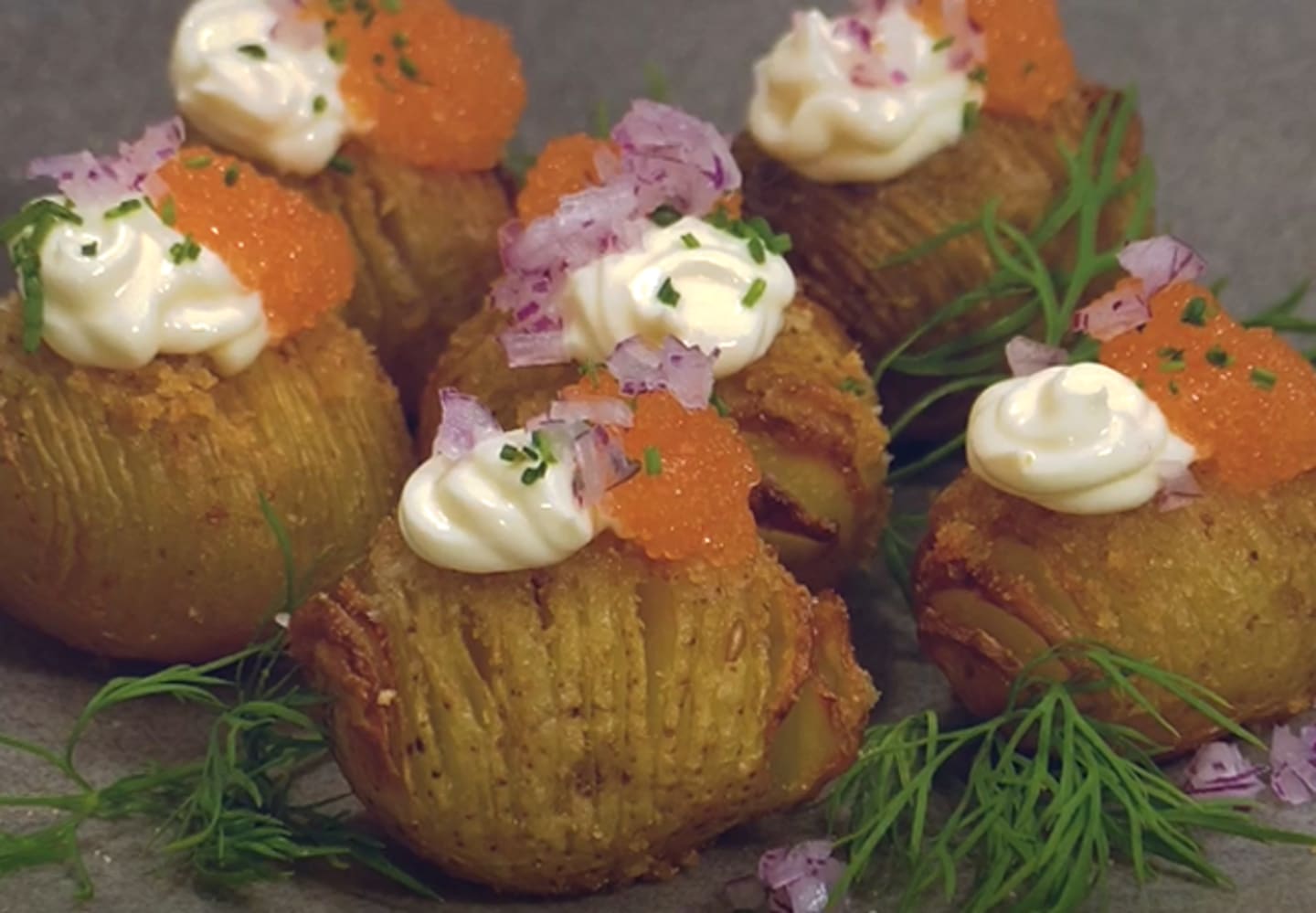Lyxig hasselbackspotatis med löjrom och smetana