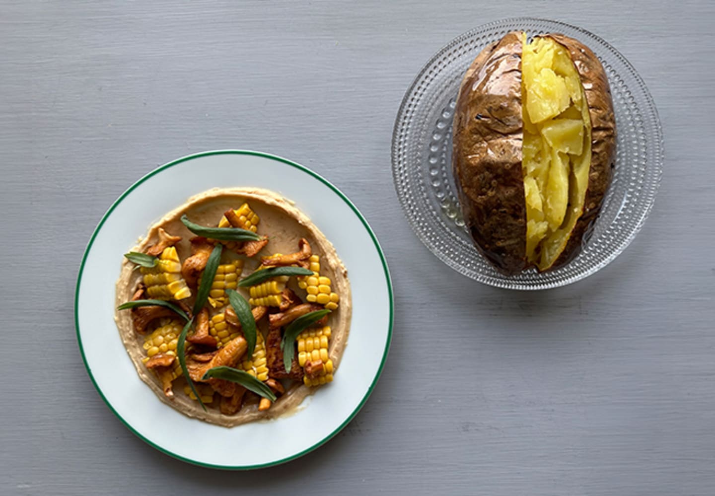 Bakad potatis med kantareller, grillad majs, miso- och dragonkräm