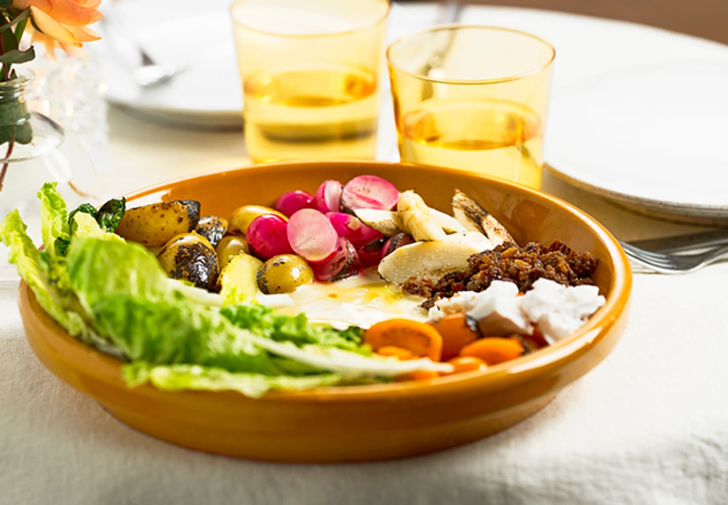 Grillad primörsallad med krämig dressing och Violife Greek White