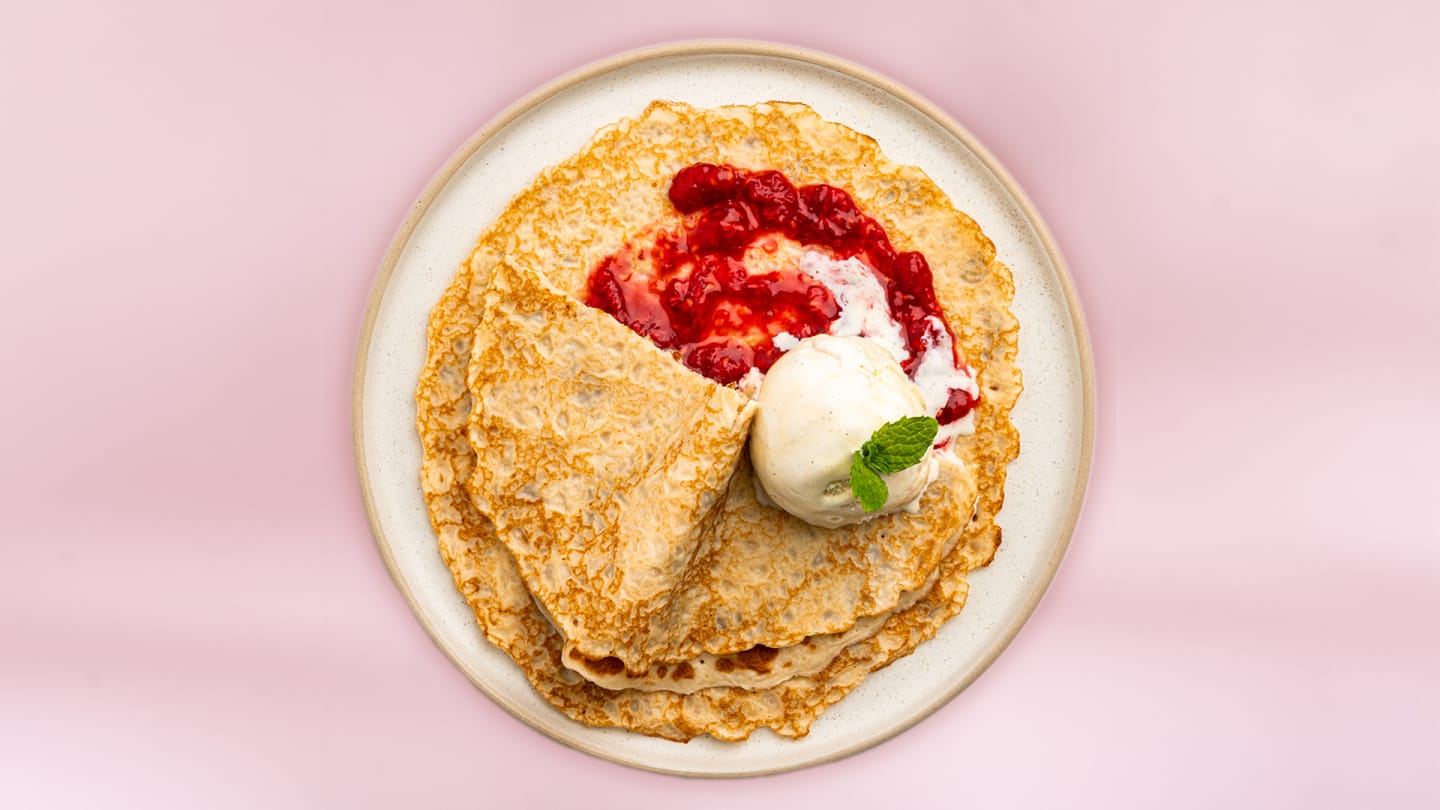 Pannkakor med syrliga hallon och vaniljglass