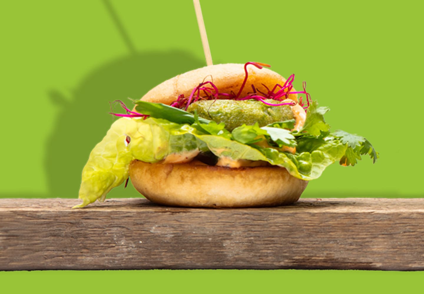 Slider med ärtbiff, kimchimajo och rödbetsskott