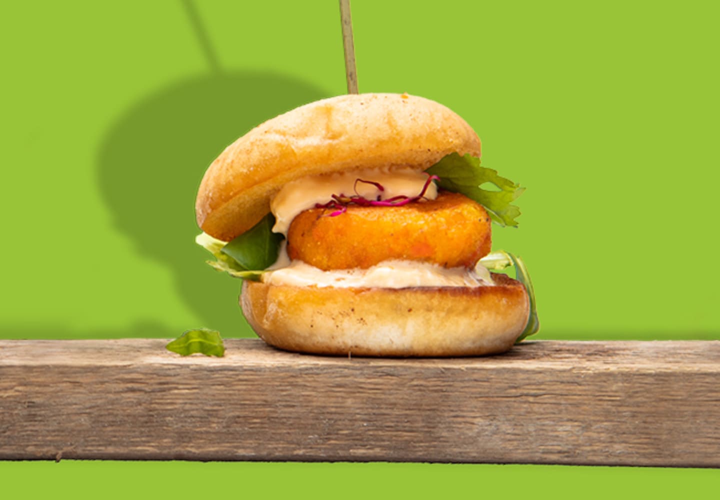 Slider med grönsaksbiff och het fetaostdressing