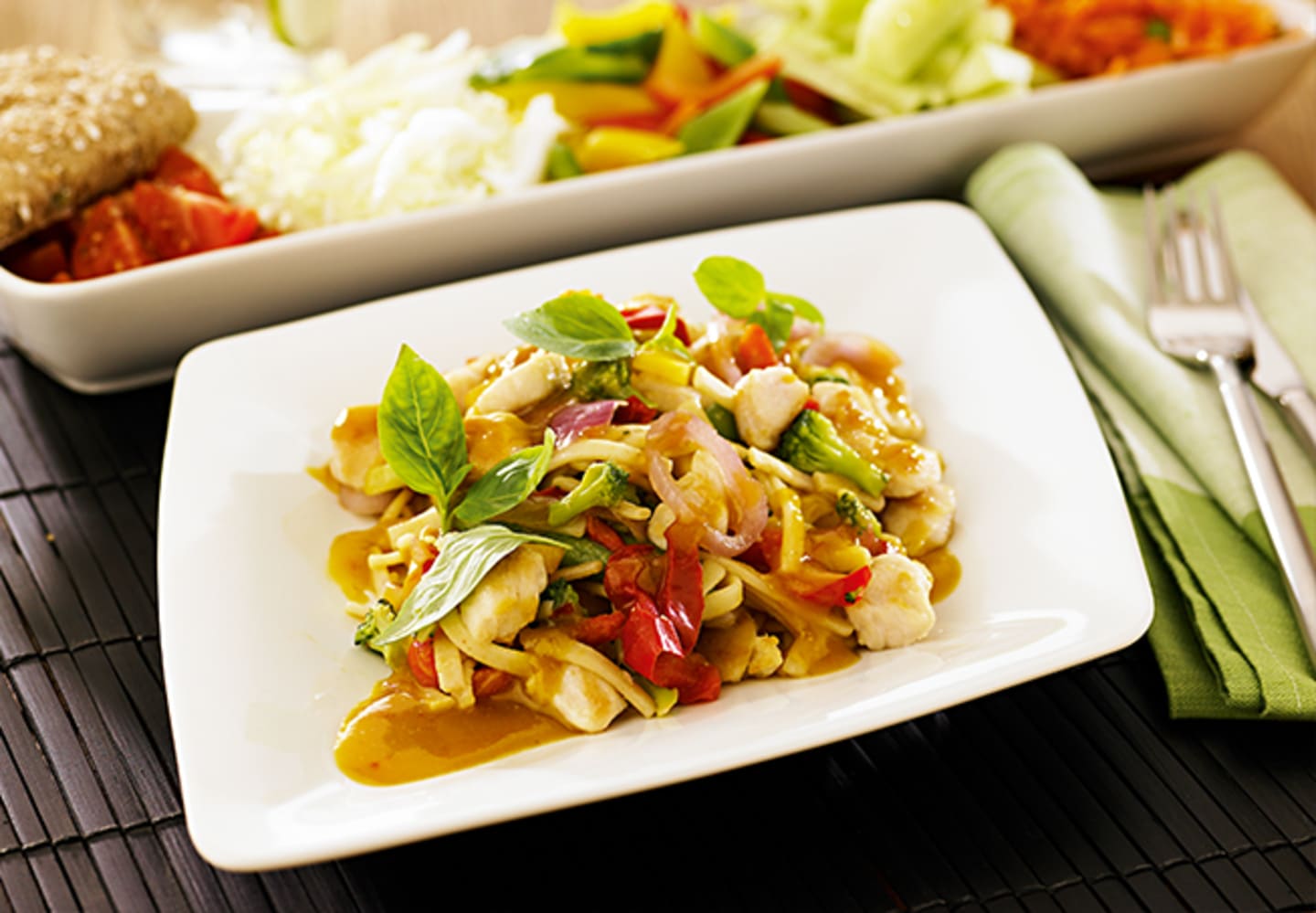 Wok med nudlar och chicken style bites