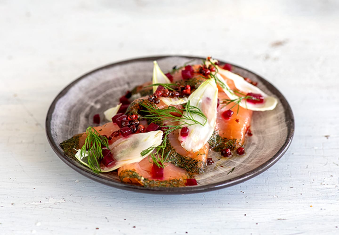 Gravad lax med rödbeta, dill, fänkål och rosépeppardressing