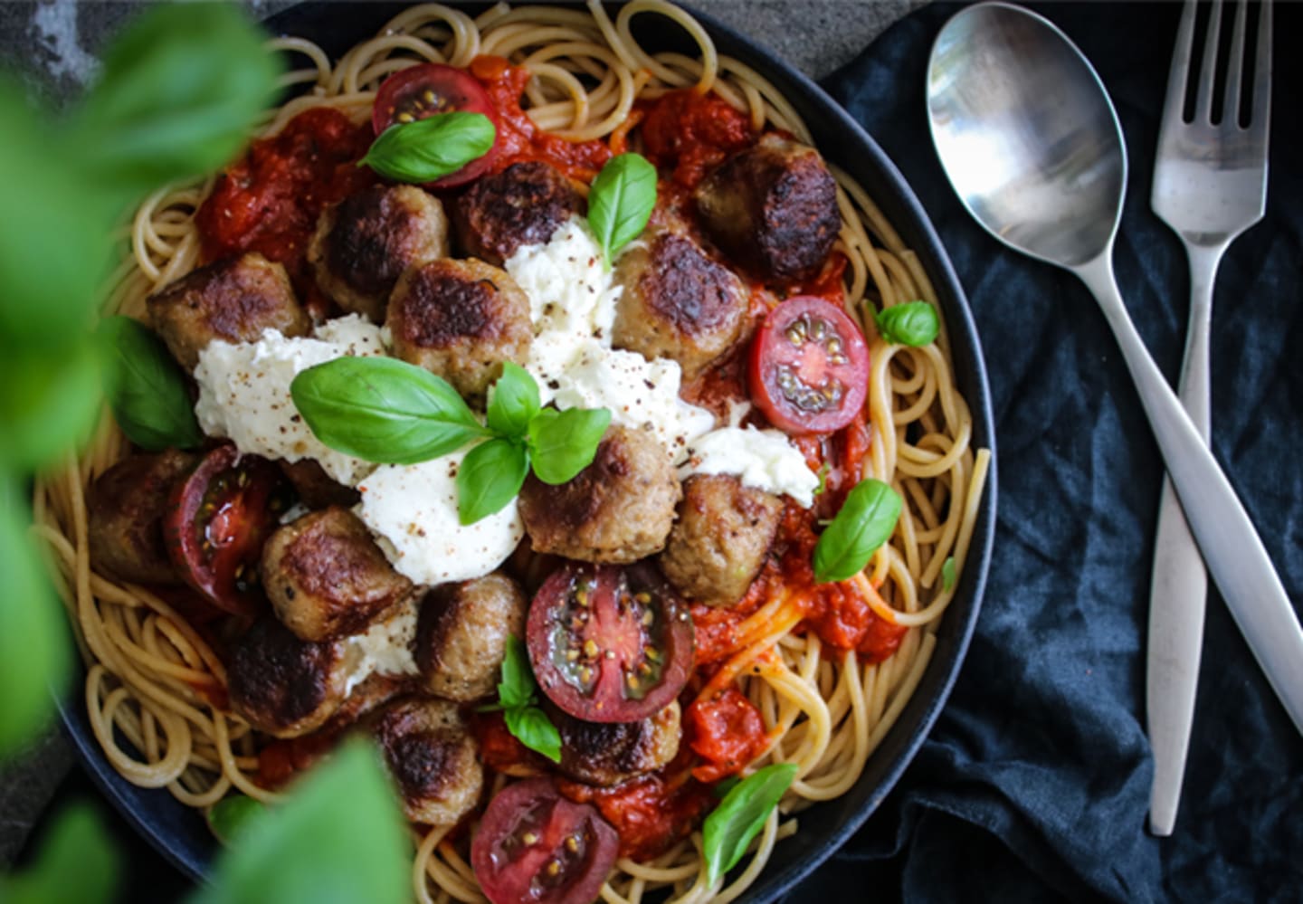 Spaghetti med köttbullar, mustig tomatsås och mozzarella