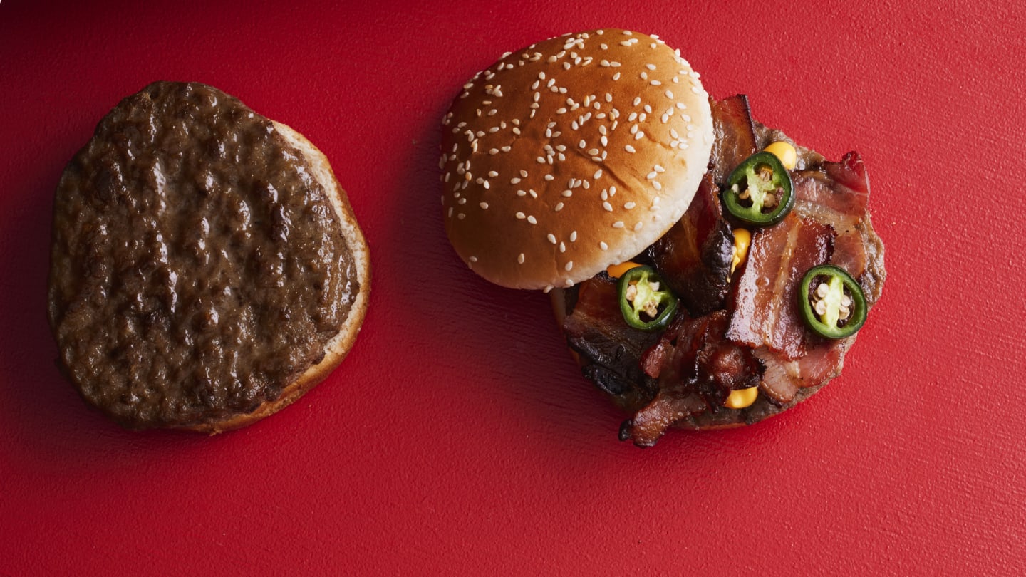 Chili, bacon & cheese burger