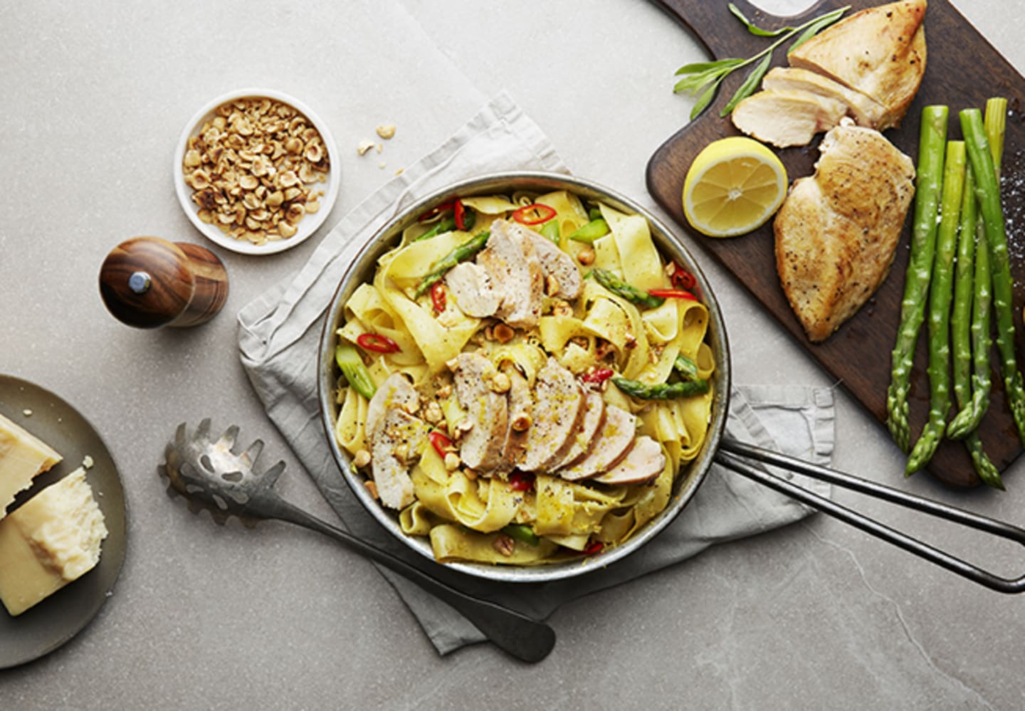 Citronmajskyckling, pasta med dragonsmörsås, grön sparris & rostade hasselnötter