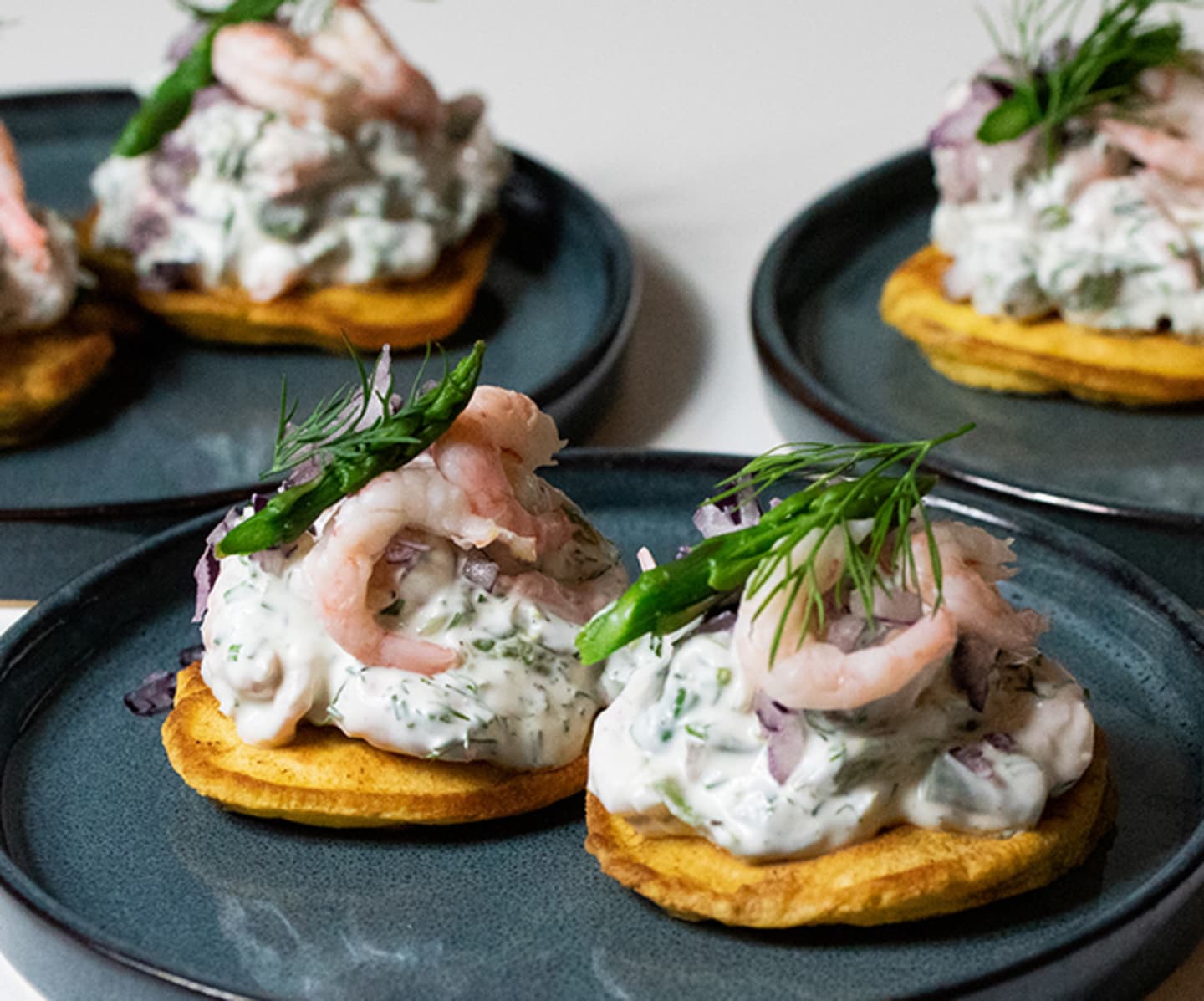 Blinier med räkor och örter