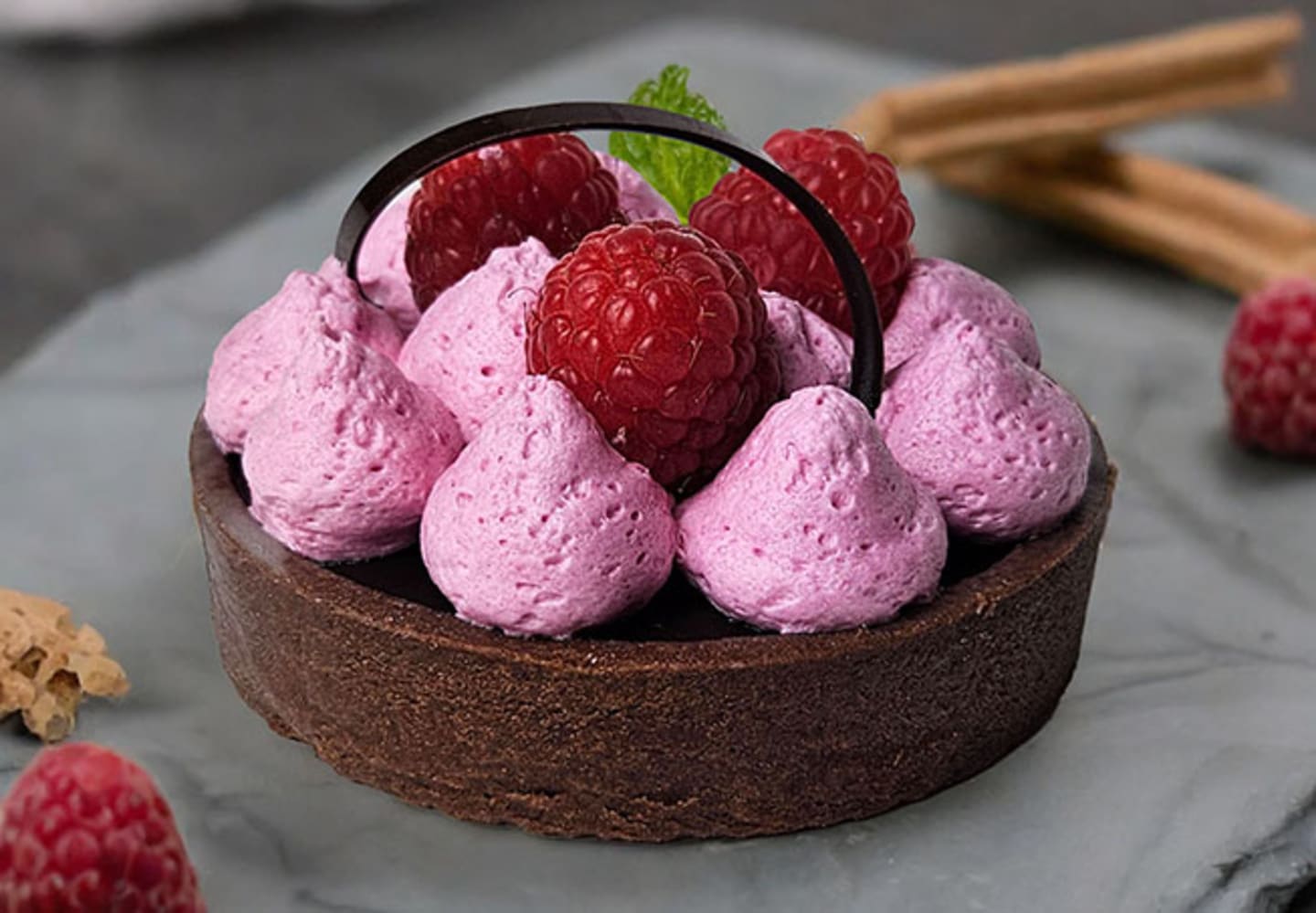Kakaotartelett med chokladcremeux och hallonmousse