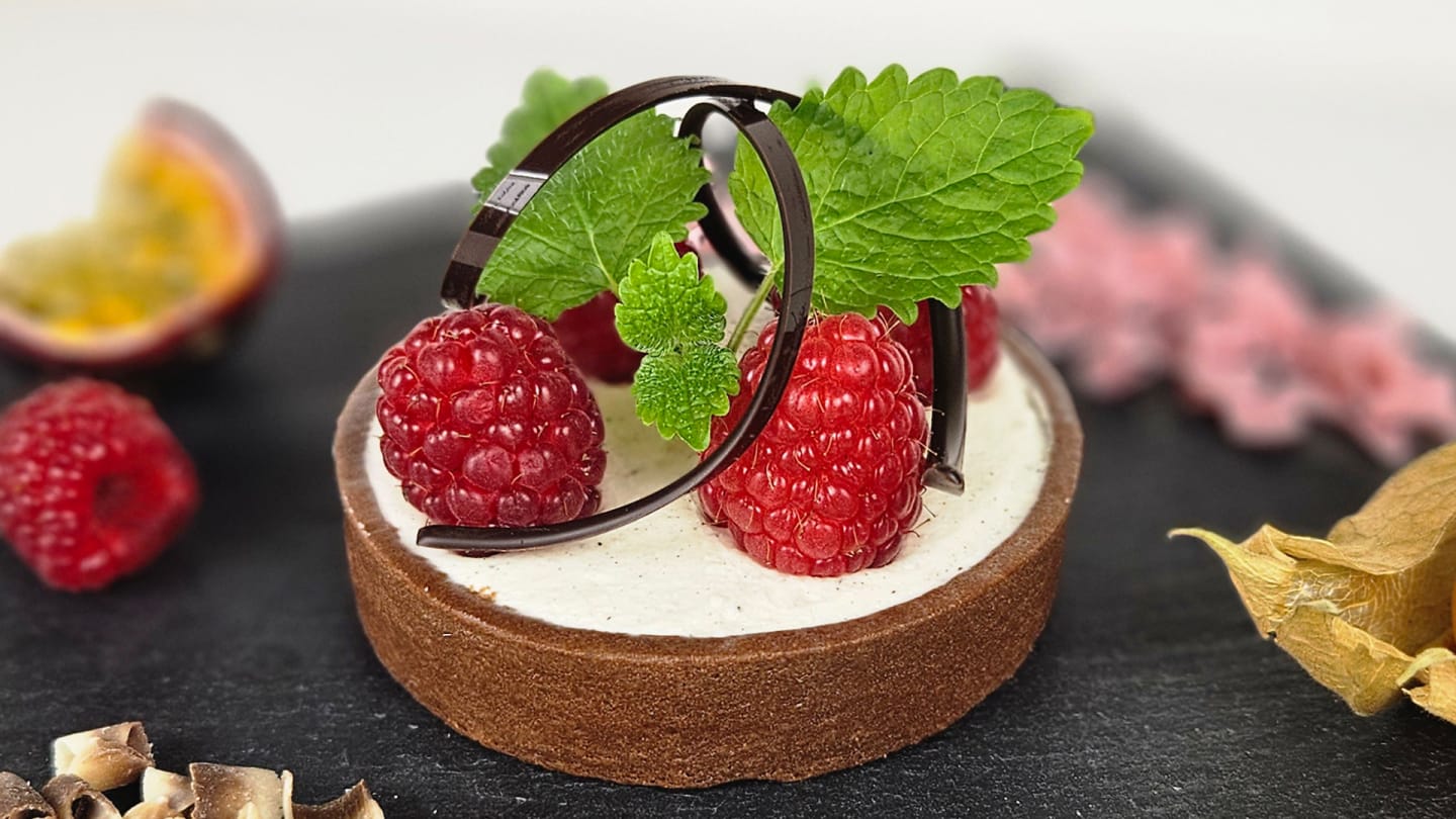 Kakaotartelett med vit chokladcremeux, vanilj och hallon