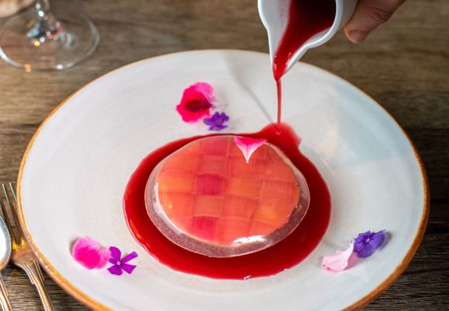 Texturer på rabarber med getmjölkcheesecake, fläderhonung och kakao waste crumble