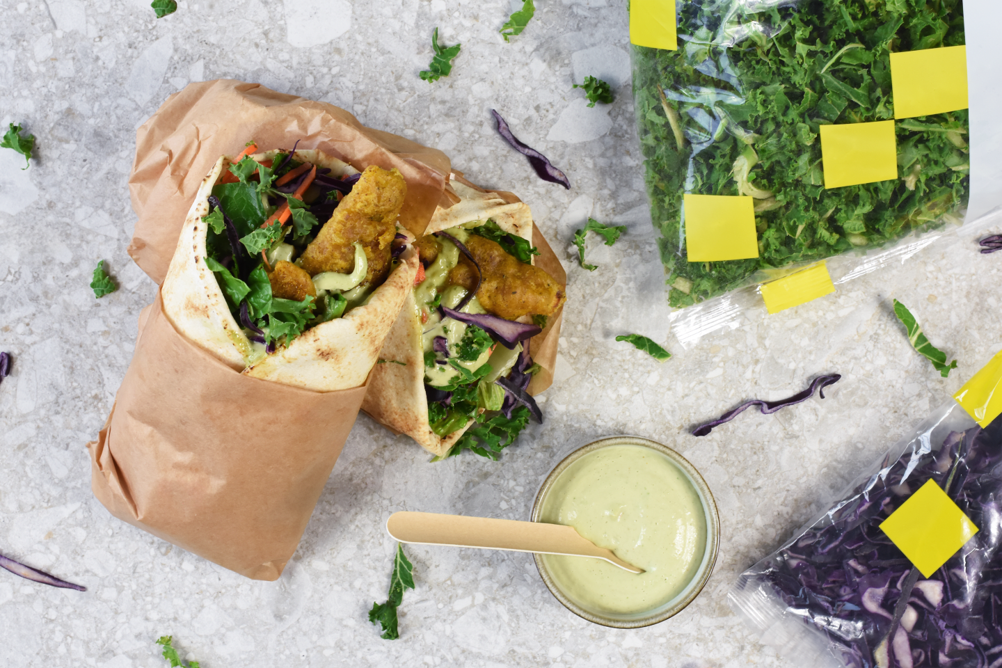 Krispig kryddig aubergine i pitabröd med picklad sallad och ramslöksmajo