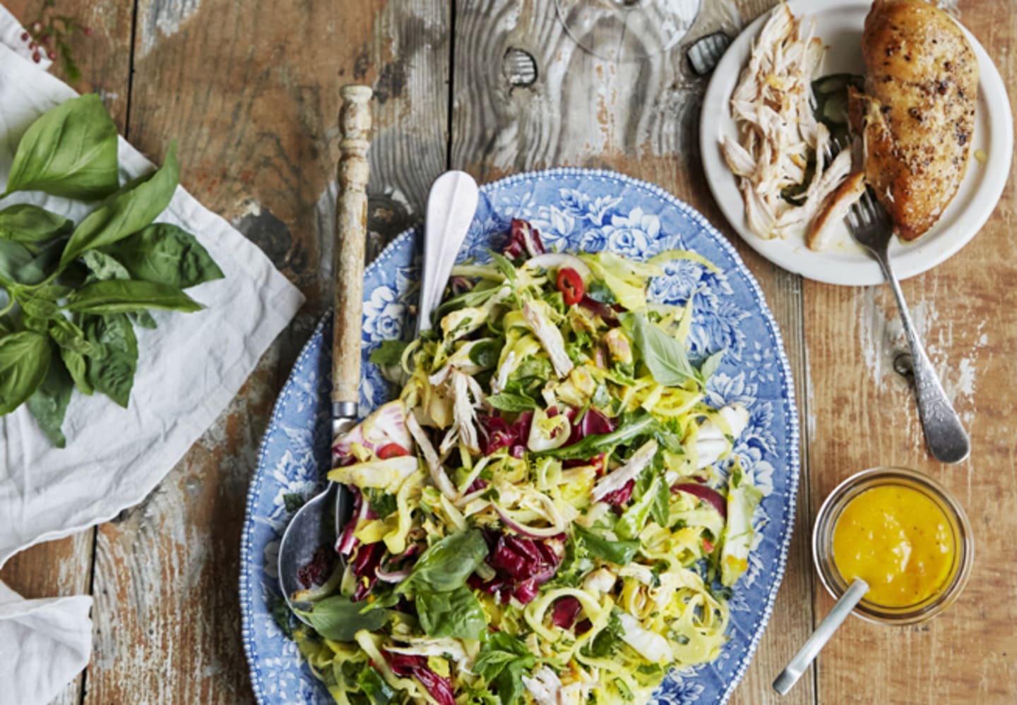 Kycklingsallad med krämig saffran- och apelsindressing