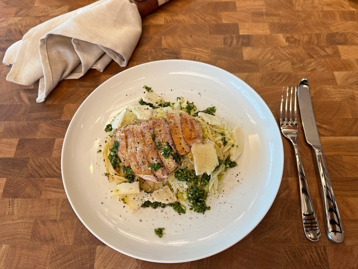 Stekt kycklingbröstfilé med linguine, libbstickagremolata och vit caprin