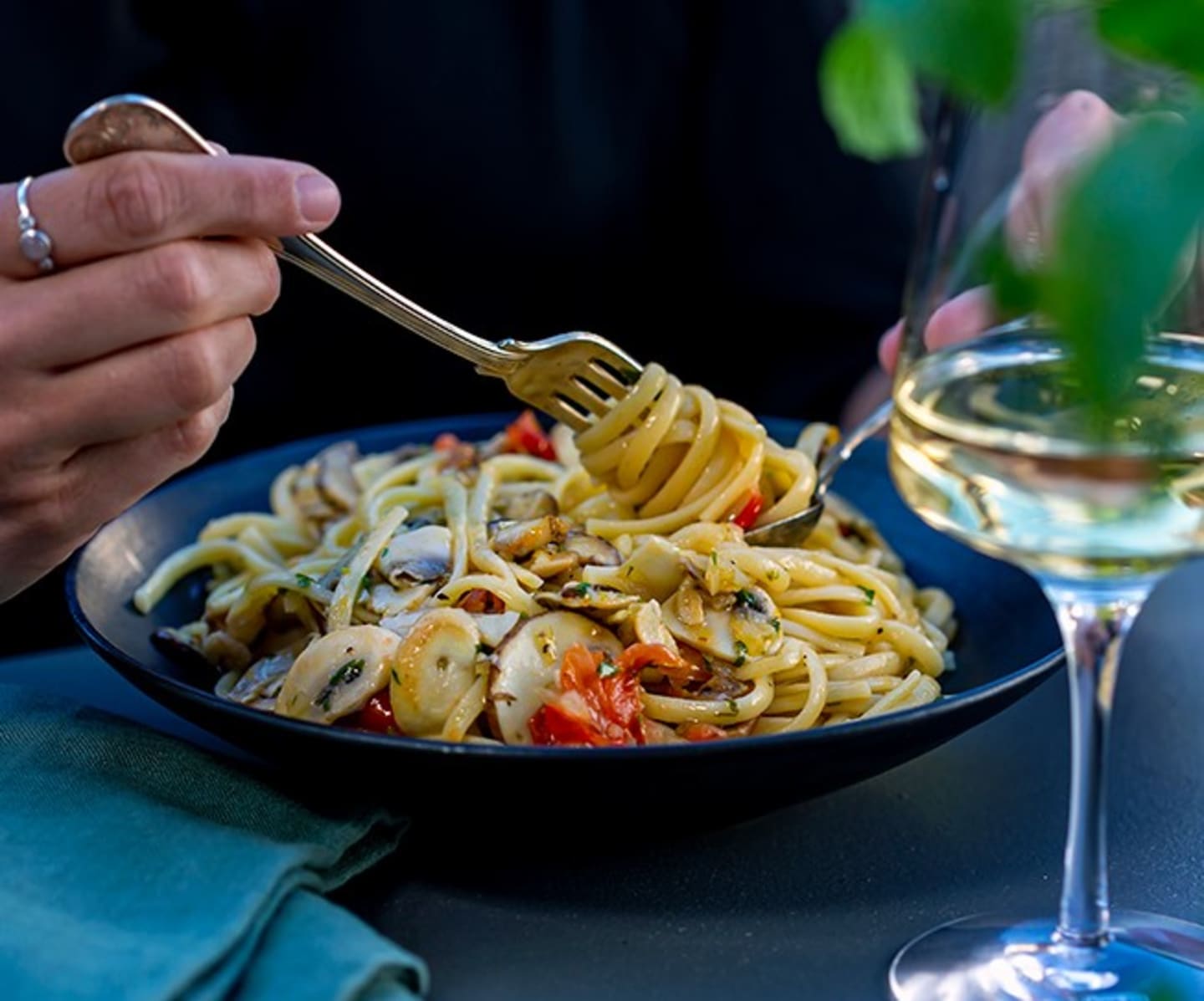 Linguine med svamp, tomat och vitt vin