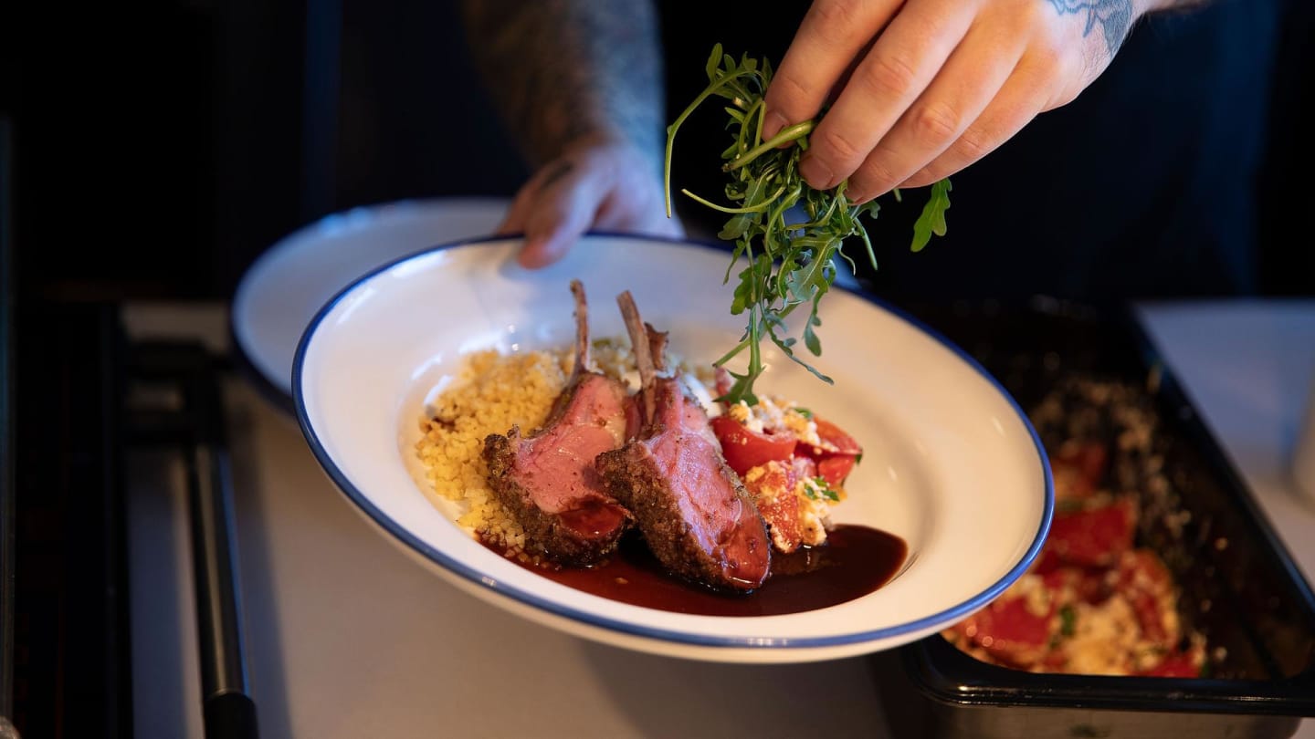 Örtstekt lammrack med mustig bulgursallad