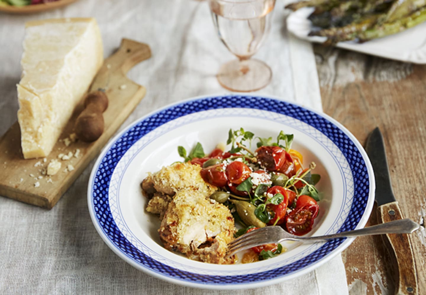 Parmesan- och pankopanerad kyckling med ljummen tomatsallad