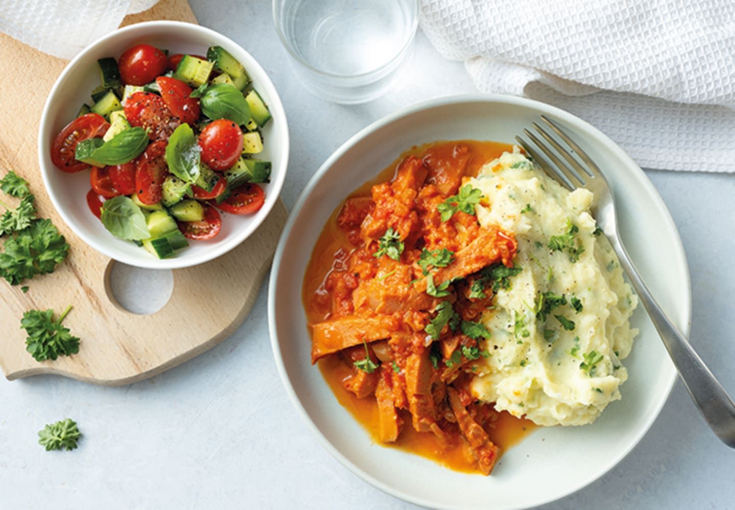 Stroganoff av kycklingkorv med persiljemos och tomatsallad
