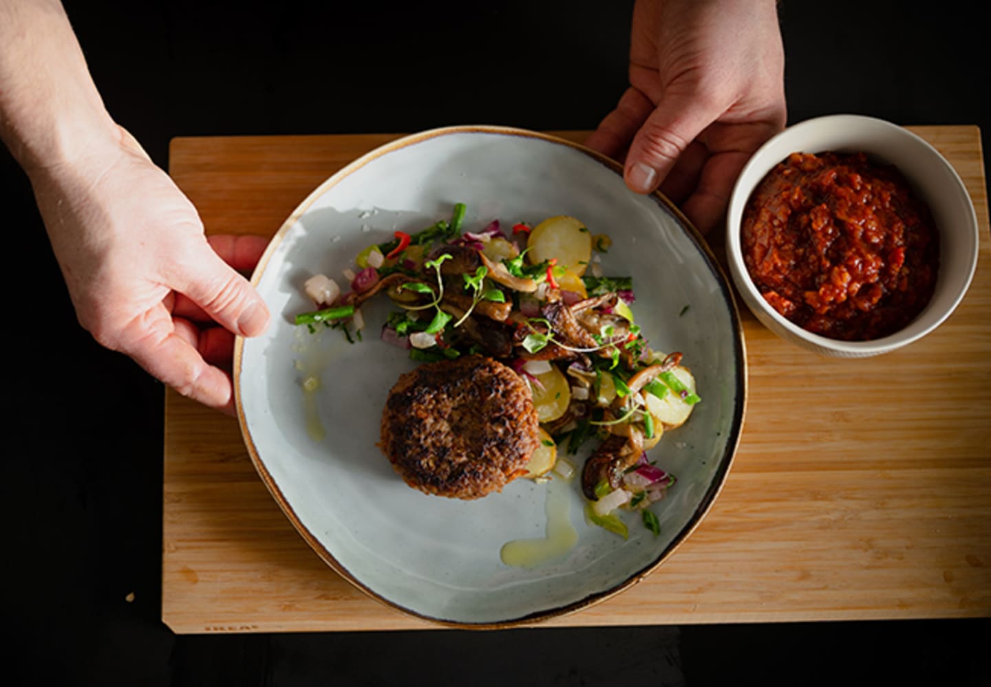 Rotfruktskryddade nötfärsbiffar med varm potatissallad och krispig ostronskivling