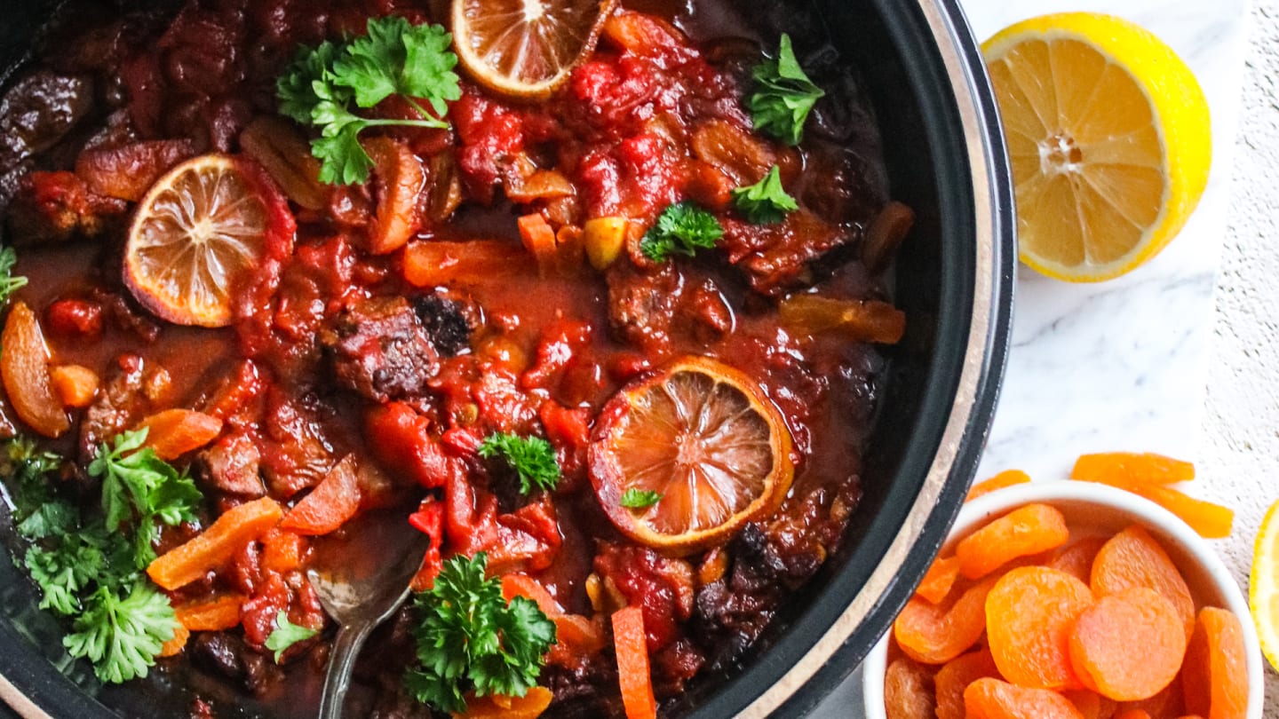Karré i tagine med citrus och oliver - serveras med pärlcouscous och yoghurt