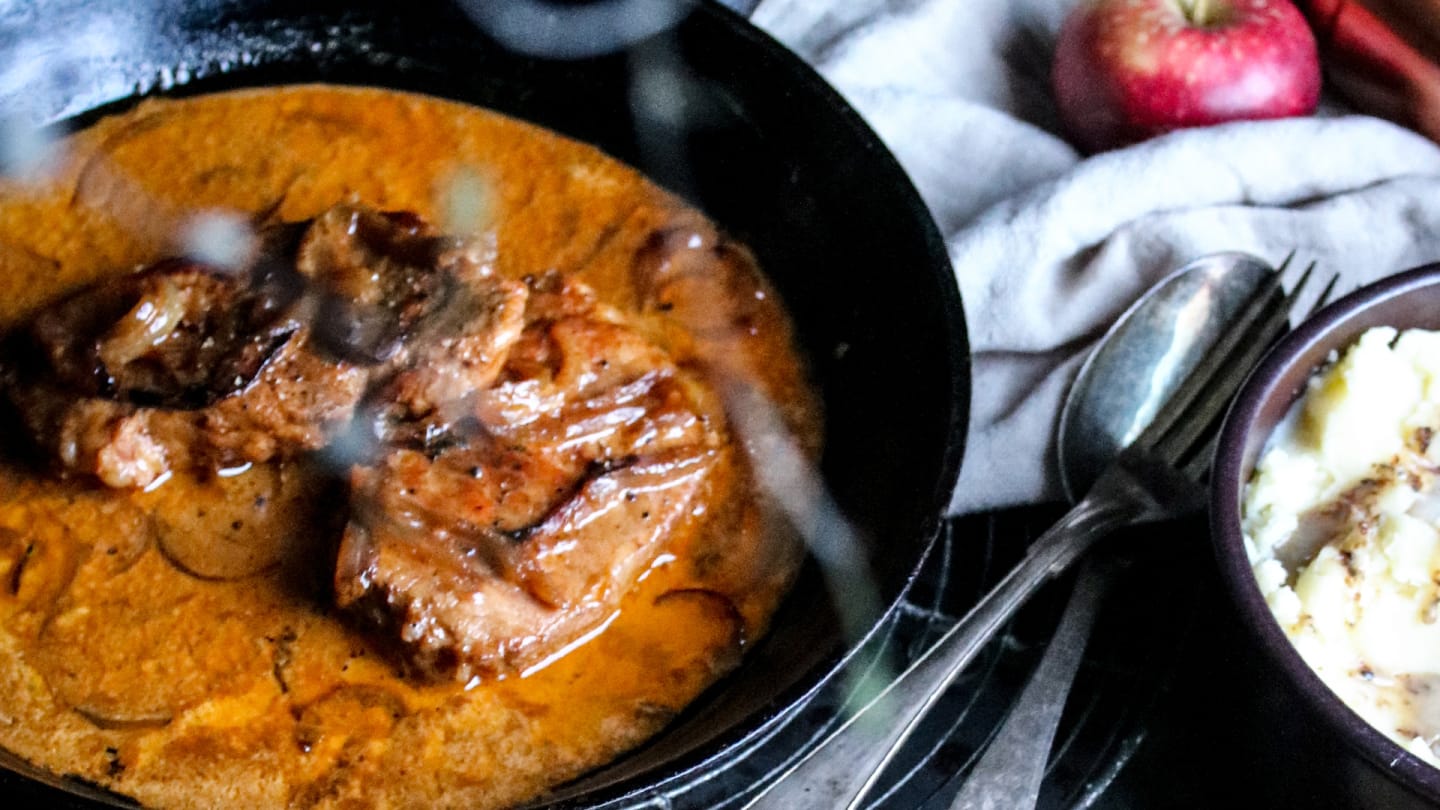 Lök- och ölbräserad kotlett med äpple och salvia i brynt smör