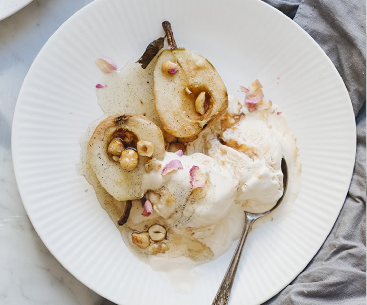 Vegan Saltkaramell med hasselnötter och vaniljrostade päron