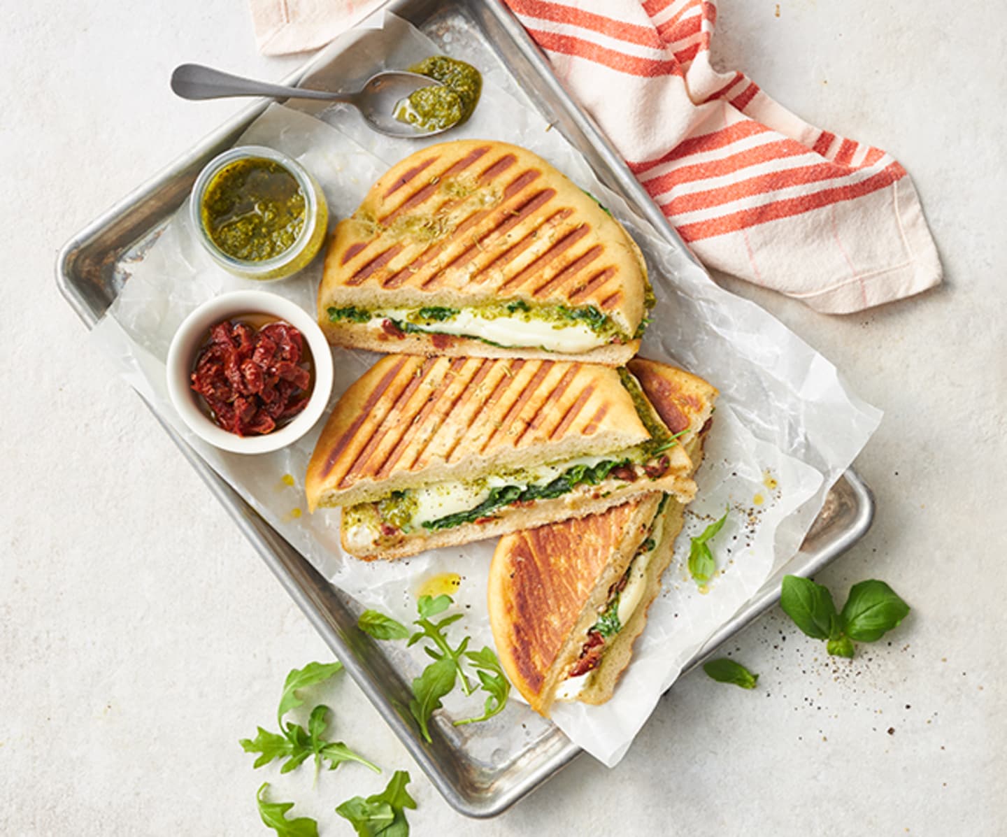 Focaccia med mozzarella och soltorkad tomat