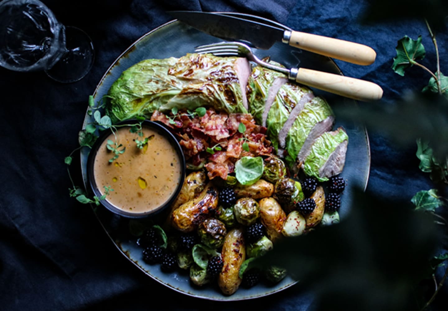 Fläskfilé i savoykål med bacon- och calvadossås