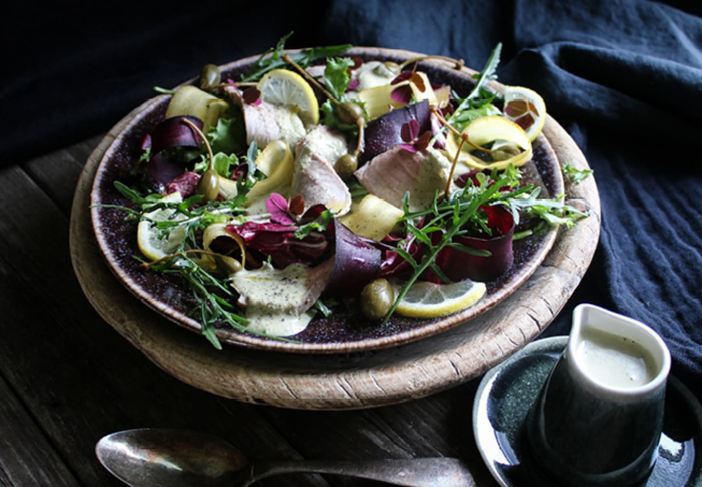 Fläskfilé tonnato på krispig vintersallad