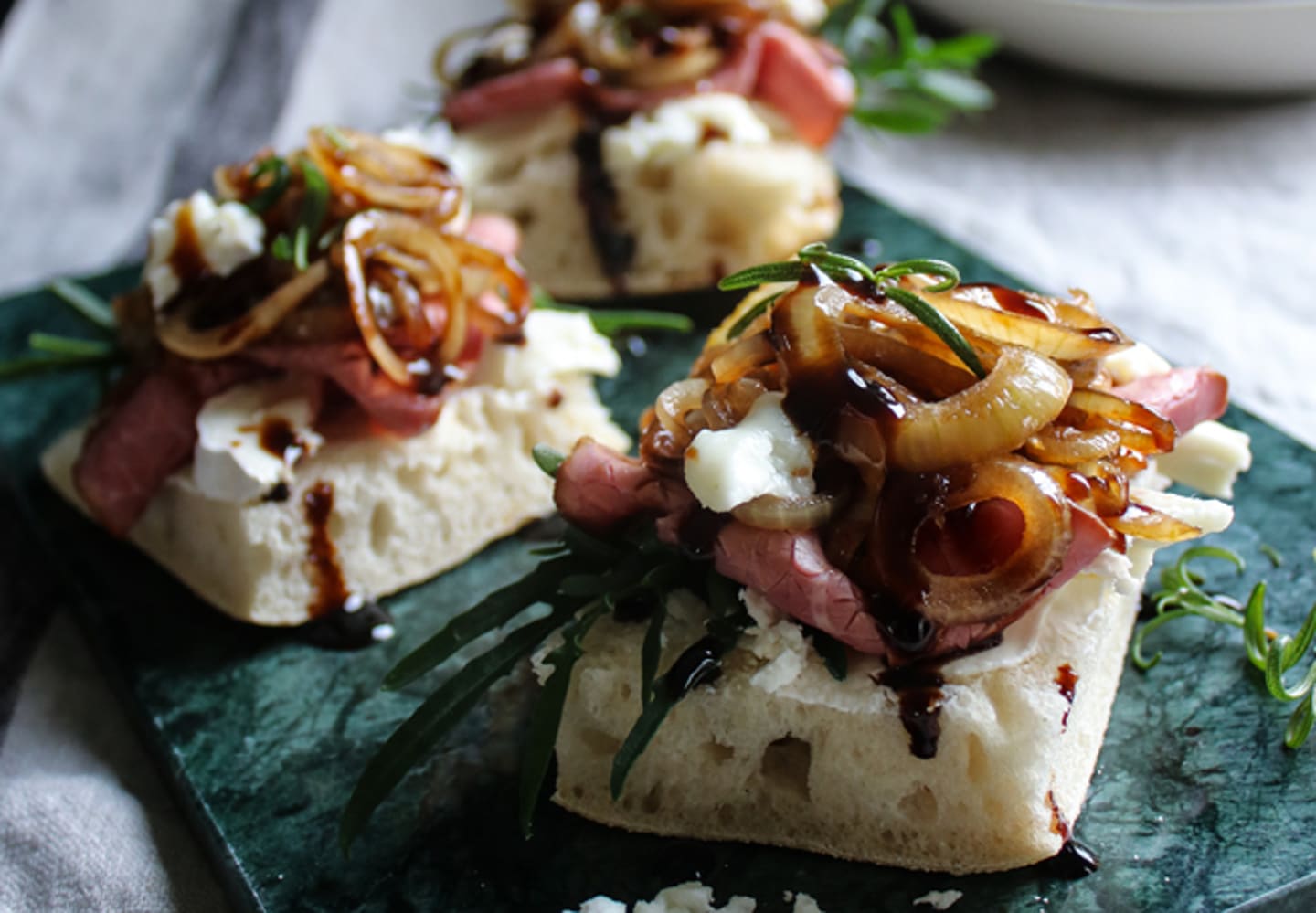 Lunchmacka med rostbiff, karamelliserad lök och getost