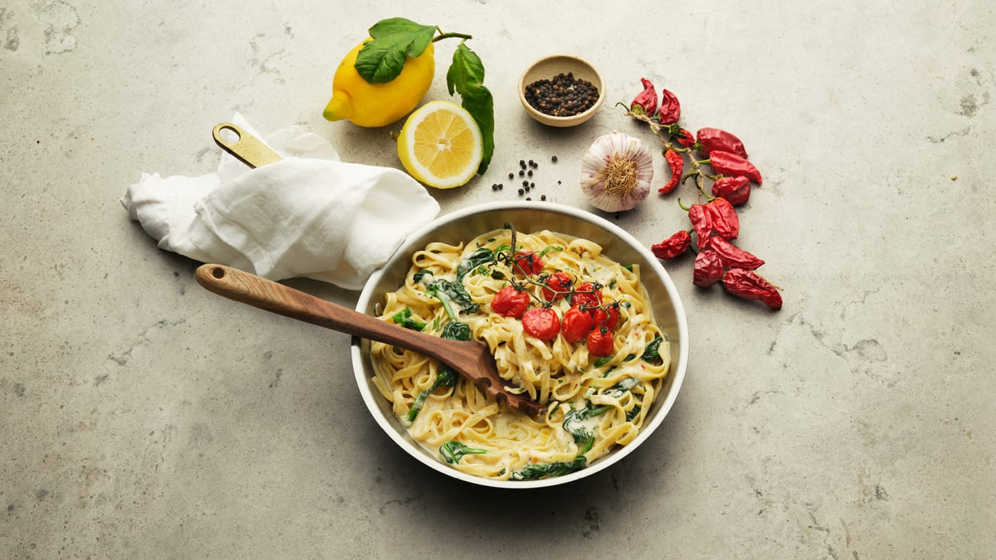Gräddig Tagliatelle med spenat, citron, svartpeppar och peperoncino