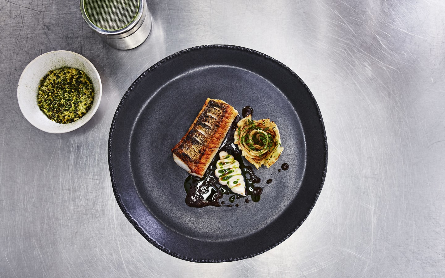 Stekt gös med rökt crème fraiche och sifonskum på potatis och vitlök