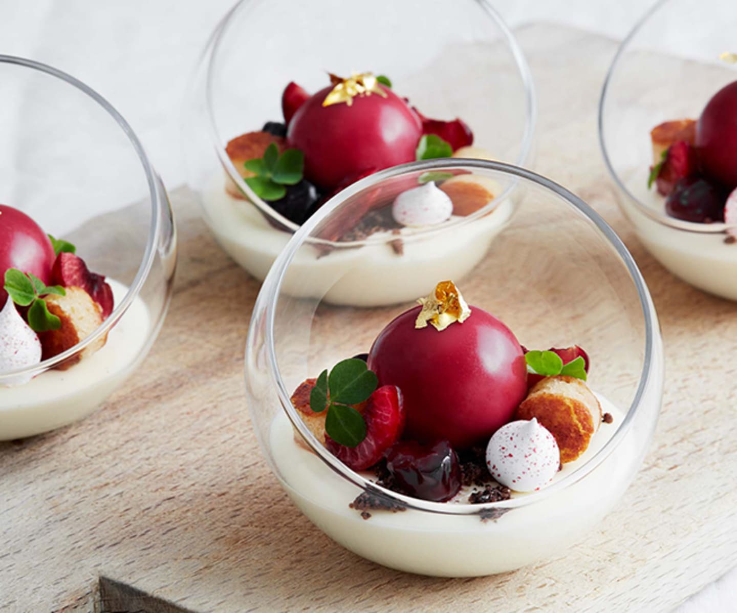 Vaniljmousse med körsbärsbavaroise, spritade körsbär,  mandelkaka och kaffesmulor