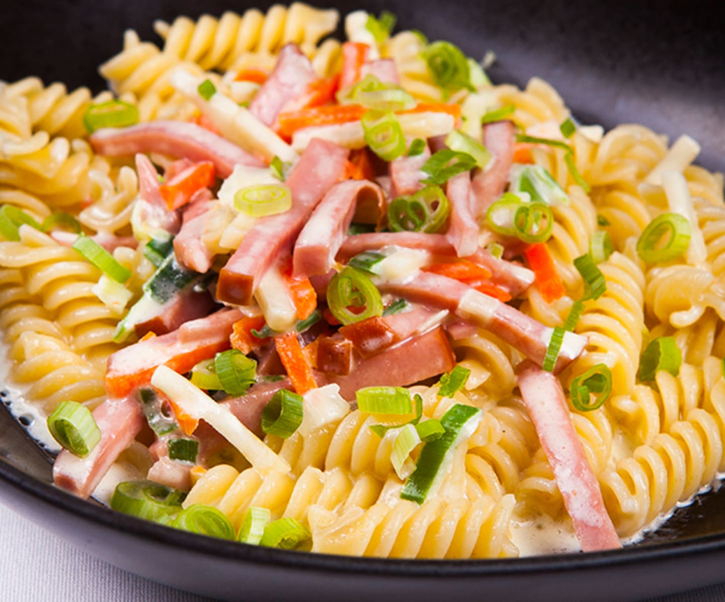 Pastasås på rökt, strimlat kycklingkött